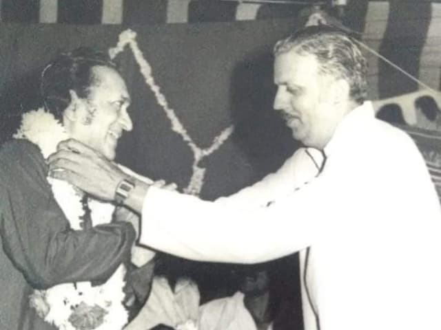 Mohan ji felicitating Pt. Ravi Shankar ji